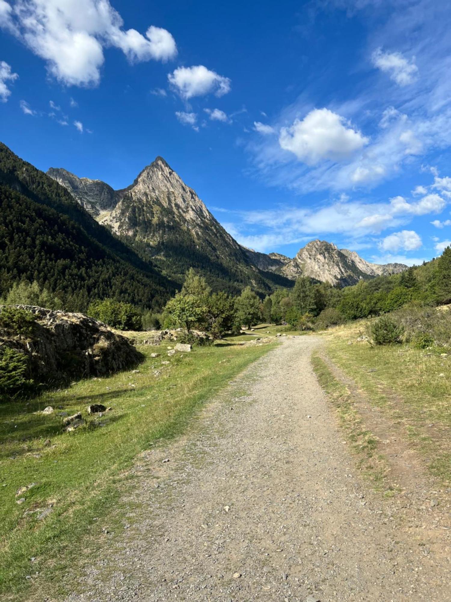 Apartamento Centrico con Parking Rialp Esterno foto